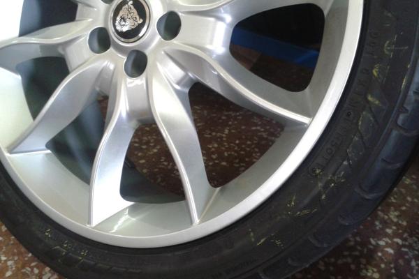 Lackierte Jaguar Felge