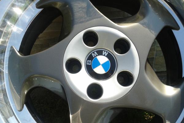 BMW mit hochglanzpolierten Rand