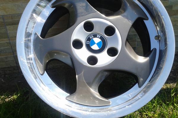 BMW mit hochglanzpolierten Rand